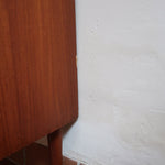 Commode danoise en teck des années 60 avec quatre tiroirs et lignes sobres typiques du mobilier scandinave mid-century.