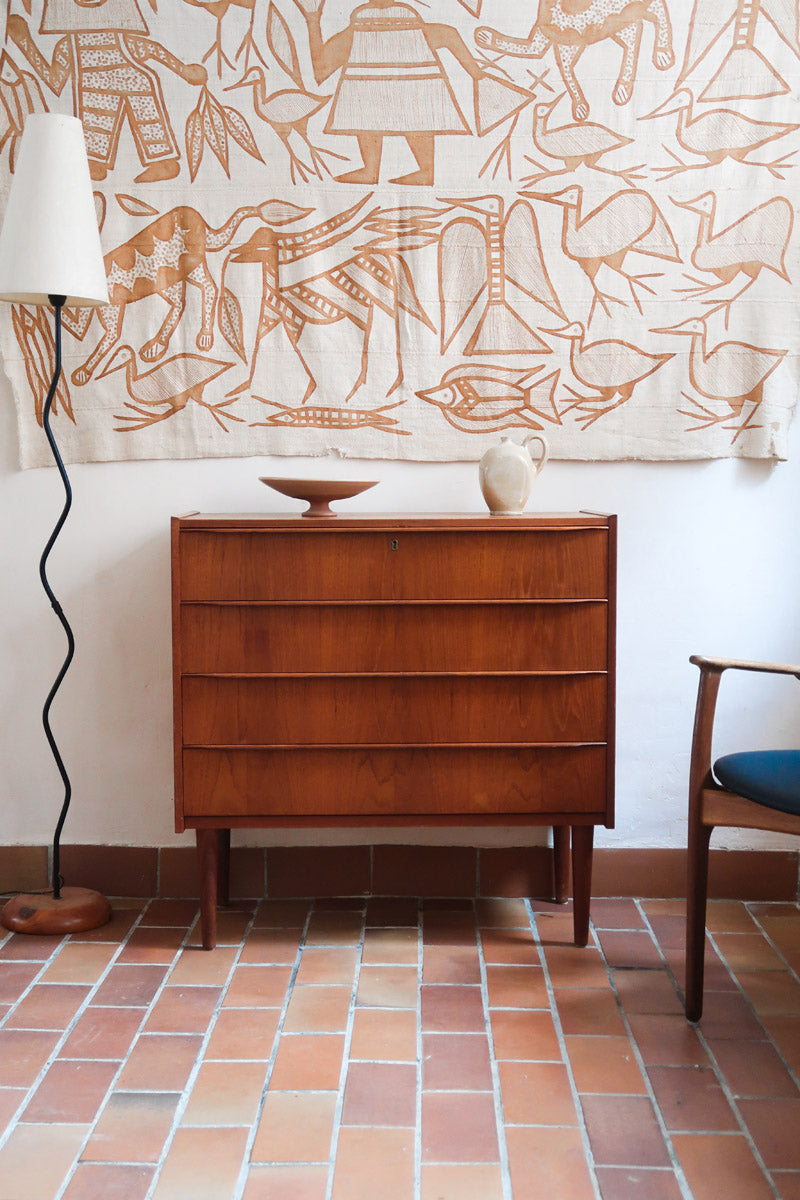 Commode danoise en teck des années 60 avec quatre tiroirs et lignes sobres typiques du mobilier scandinave mid-century.