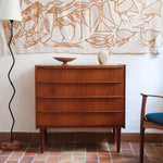 Commode danoise en teck des années 60 avec quatre tiroirs et lignes sobres typiques du mobilier scandinave mid-century.