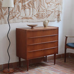 Commode danoise en teck des années 60 avec quatre tiroirs et lignes sobres typiques du mobilier scandinave mid-century.