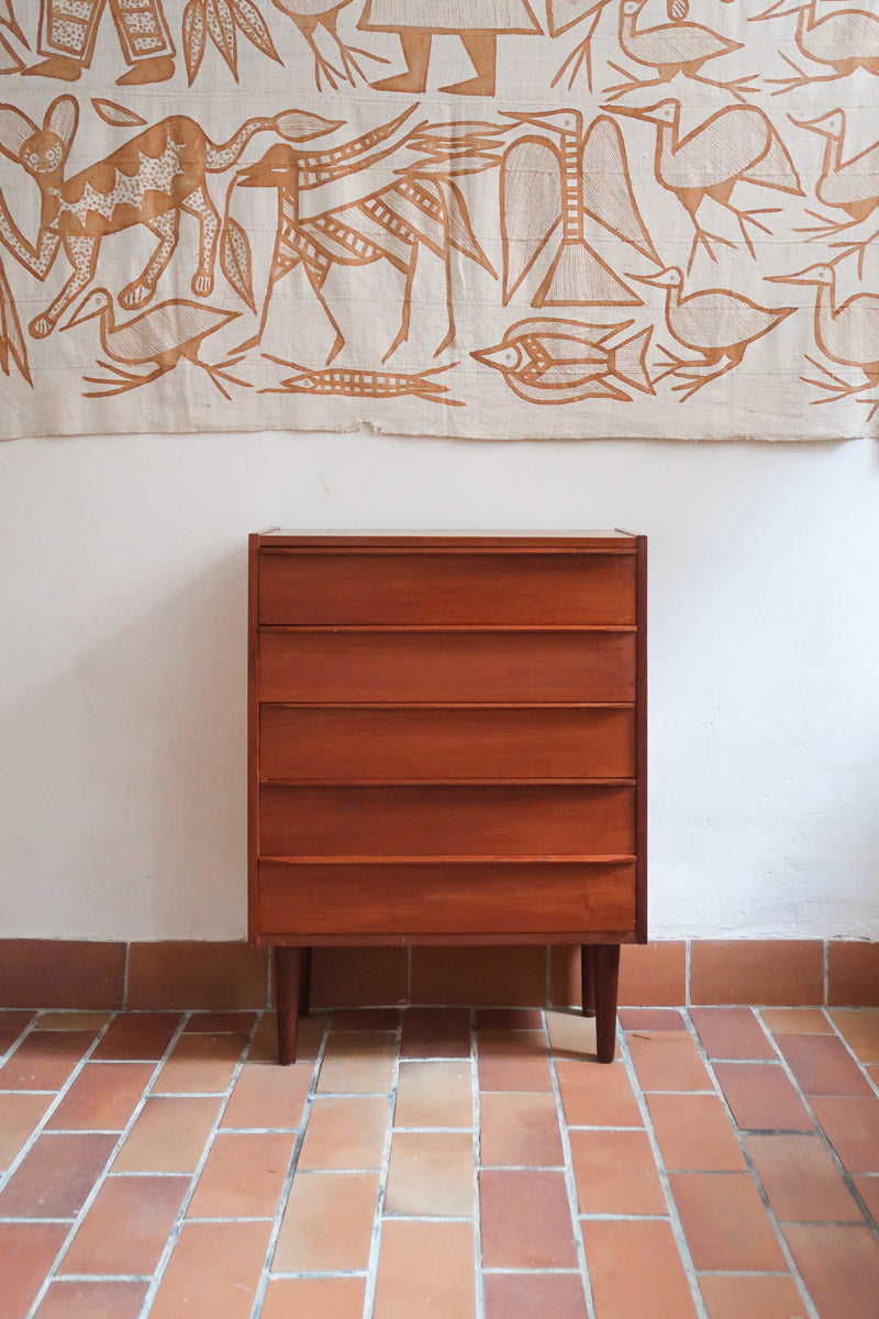 Commode danoise en teck des années 60 à quatre tiroirs, format compact et façade sobre.