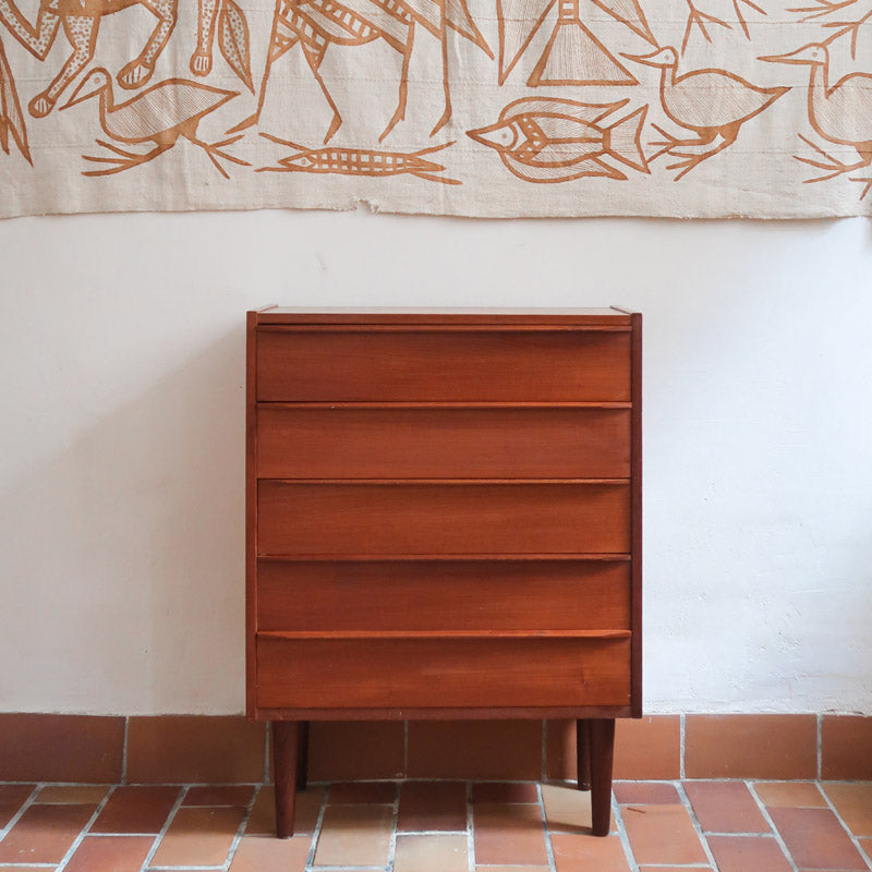 Commode danoise en teck des années 60 à quatre tiroirs, format compact et façade sobre.