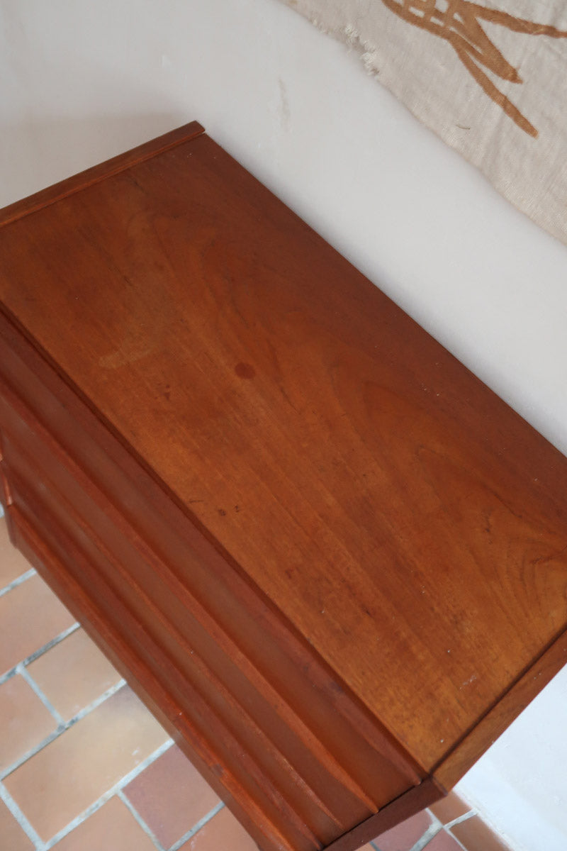 Commode danoise en teck des années 60 à quatre tiroirs, format compact et façade sobre.
