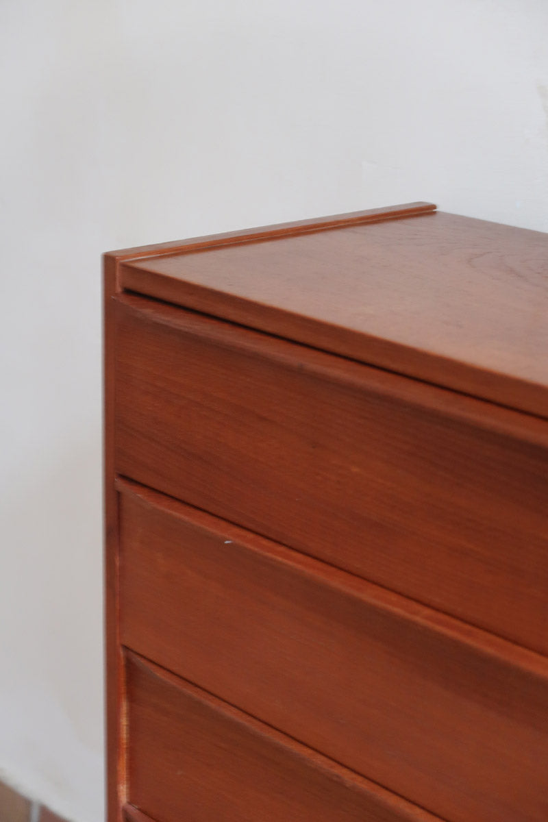 Commode danoise en teck des années 60 à quatre tiroirs, format compact et façade sobre.