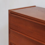 Commode danoise en teck des années 60 à quatre tiroirs, format compact et façade sobre.