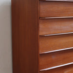 Commode danoise en teck des années 60 à quatre tiroirs, format compact et façade sobre.
