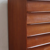 Commode danoise en teck des années 60 à quatre tiroirs, format compact et façade sobre.