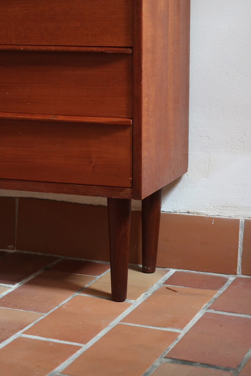 Commode danoise en teck des années 60 à quatre tiroirs, format compact et façade sobre.
