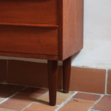 Commode danoise en teck des années 60 à quatre tiroirs, format compact et façade sobre.