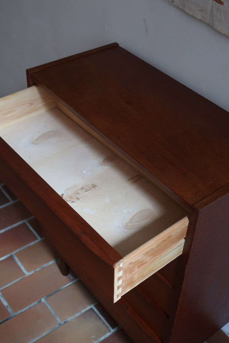Commode danoise en teck des années 60 à quatre tiroirs, format compact et façade sobre.