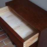 Commode danoise en teck des années 60 à quatre tiroirs, format compact et façade sobre.