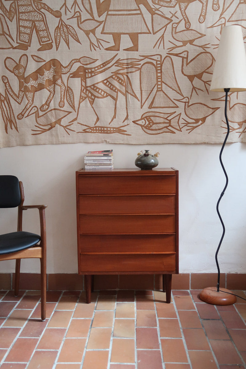 Commode danoise en teck des années 60 à quatre tiroirs, format compact et façade sobre.