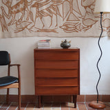 Commode danoise en teck des années 60 à quatre tiroirs, format compact et façade sobre.