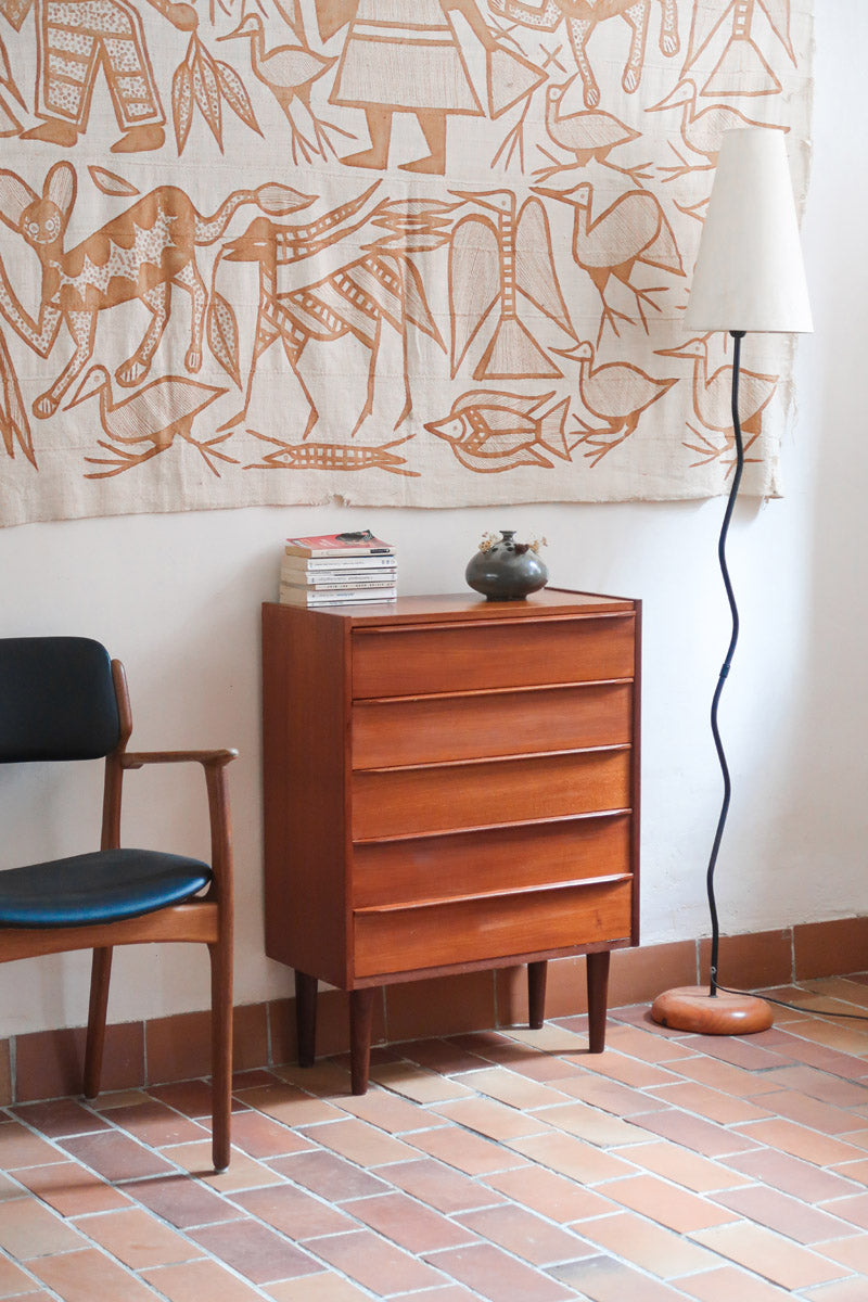 Commode danoise en teck des années 60 à quatre tiroirs, format compact et façade sobre.