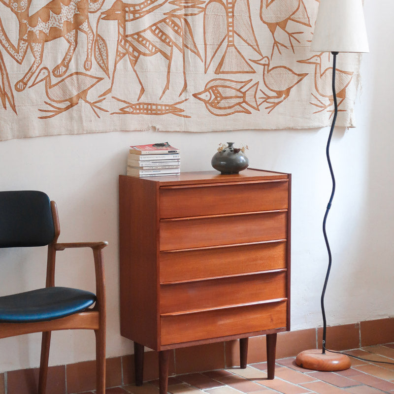 Commode danoise en teck des années 60 à quatre tiroirs, format compact et façade sobre.