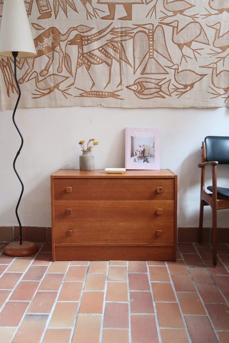 Commode danoise en teck des années 60 à trois tiroirs avec poignées carrées en bois, format bas et design mid-century.