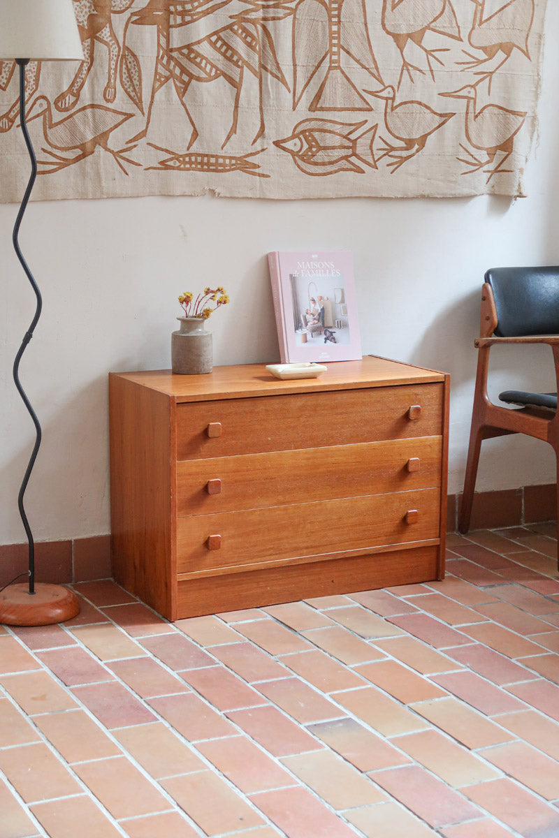 Commode danoise en teck des années 60 à trois tiroirs avec poignées carrées en bois, format bas et design mid-century.