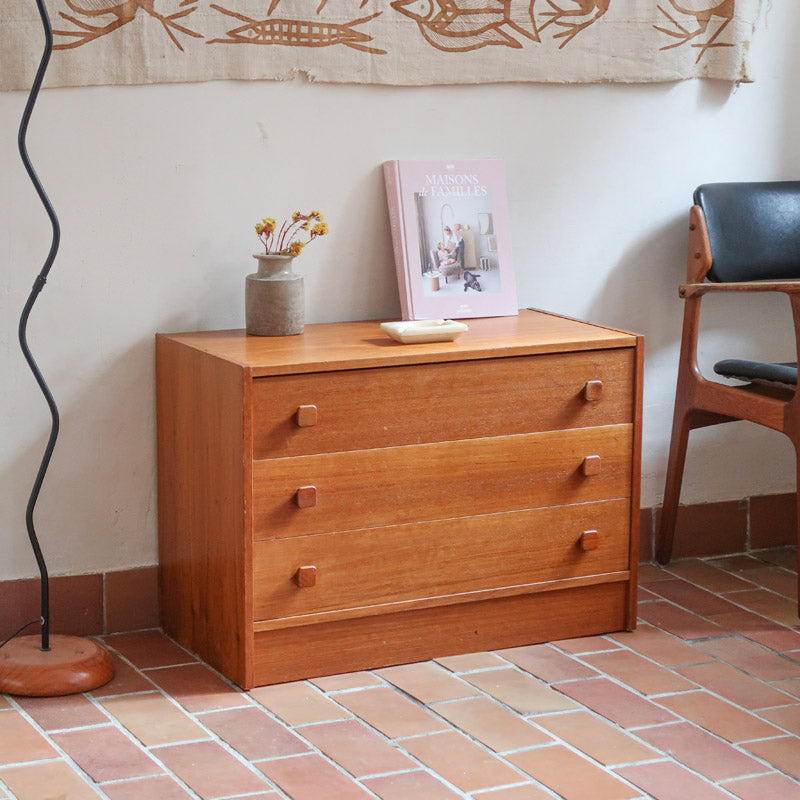 Commode danoise en teck des années 60 à trois tiroirs avec poignées carrées en bois, format bas et design mid-century.