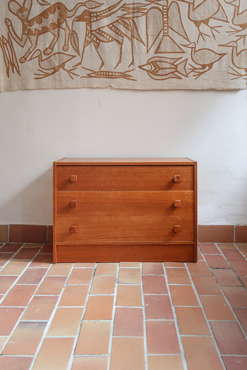 Commode danoise en teck des années 60 à trois tiroirs avec poignées carrées en bois, format bas et design mid-century.