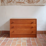 Commode danoise en teck des années 60 à trois tiroirs avec poignées carrées en bois, format bas et design mid-century.