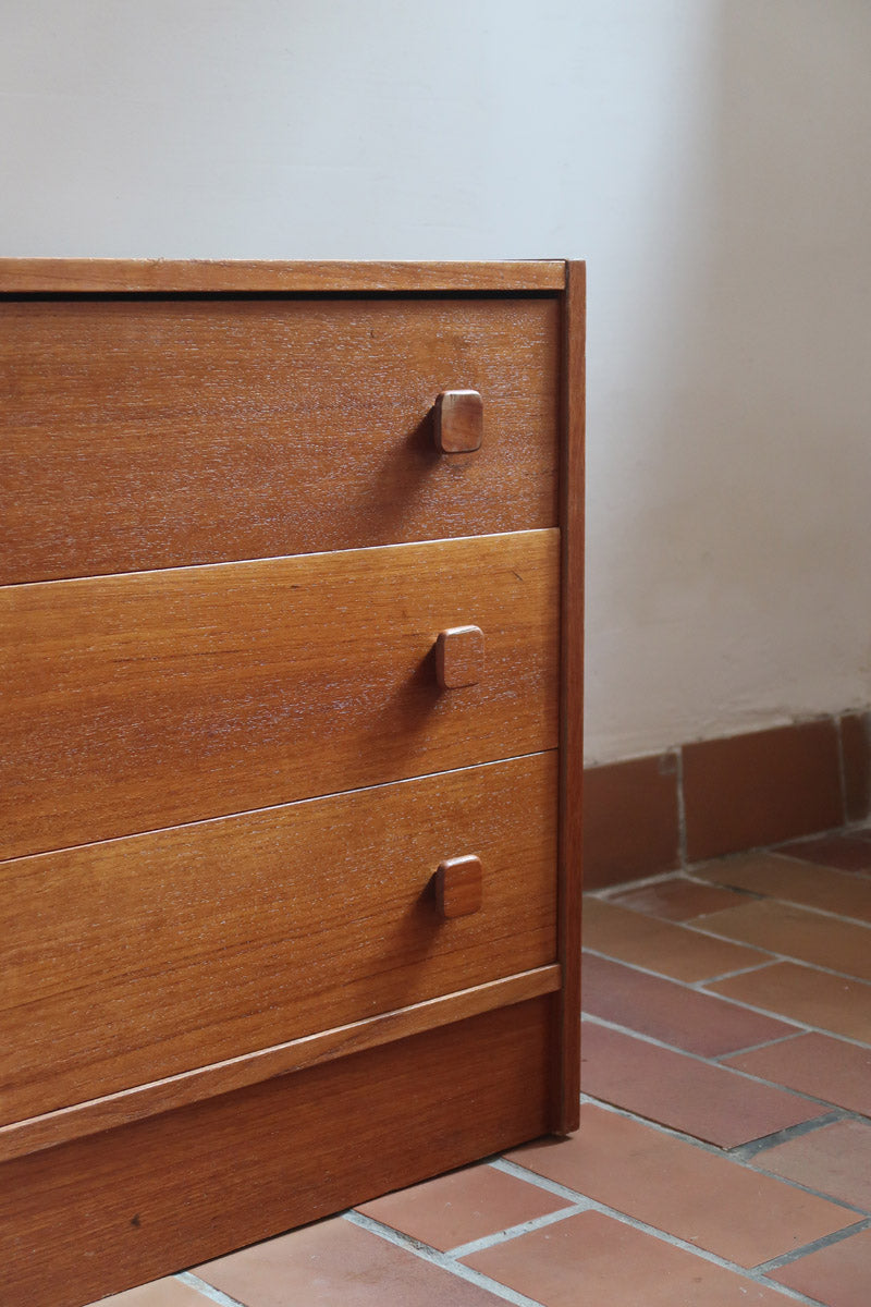 Commode danoise en teck des années 60 à trois tiroirs avec poignées carrées en bois, format bas et design mid-century.