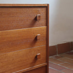 Commode danoise en teck des années 60 à trois tiroirs avec poignées carrées en bois, format bas et design mid-century.