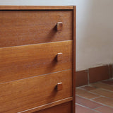 Commode danoise en teck des années 60 à trois tiroirs avec poignées carrées en bois, format bas et design mid-century.
