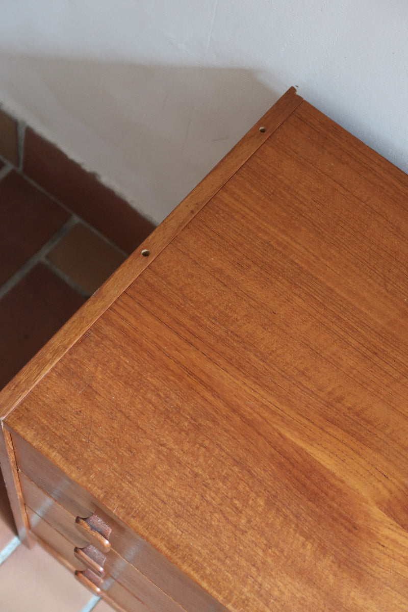 Commode danoise en teck des années 60 à trois tiroirs avec poignées carrées en bois, format bas et design mid-century.