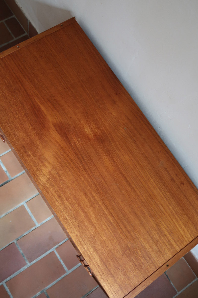 Commode danoise en teck des années 60 à trois tiroirs avec poignées carrées en bois, format bas et design mid-century.