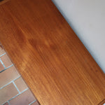 Commode danoise en teck des années 60 à trois tiroirs avec poignées carrées en bois, format bas et design mid-century.