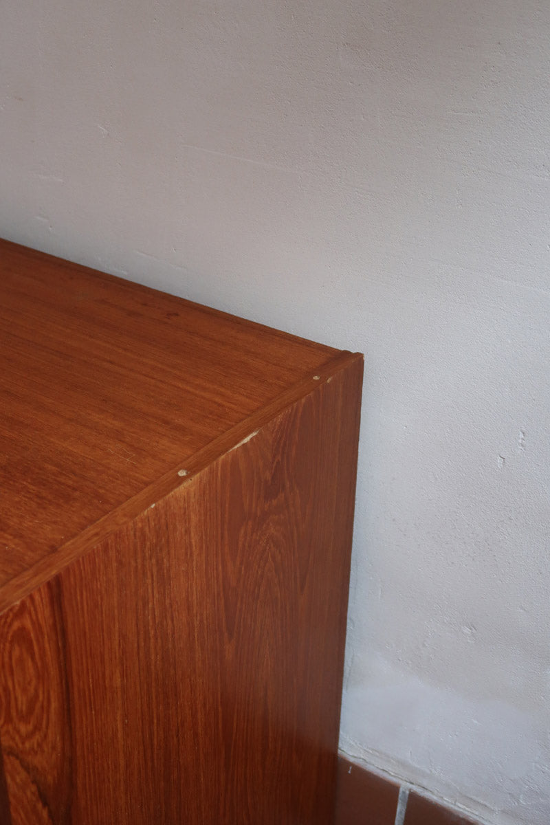 Commode danoise en teck des années 60 à trois tiroirs avec poignées carrées en bois, format bas et design mid-century.