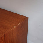 Commode danoise en teck des années 60 à trois tiroirs avec poignées carrées en bois, format bas et design mid-century.