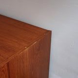 Commode danoise en teck des années 60 à trois tiroirs avec poignées carrées en bois, format bas et design mid-century.