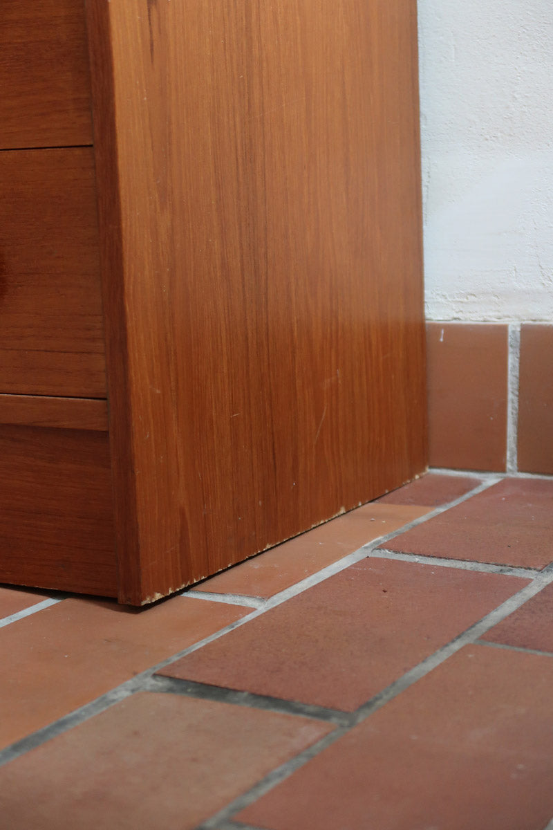 Commode danoise en teck des années 60 à trois tiroirs avec poignées carrées en bois, format bas et design mid-century.
