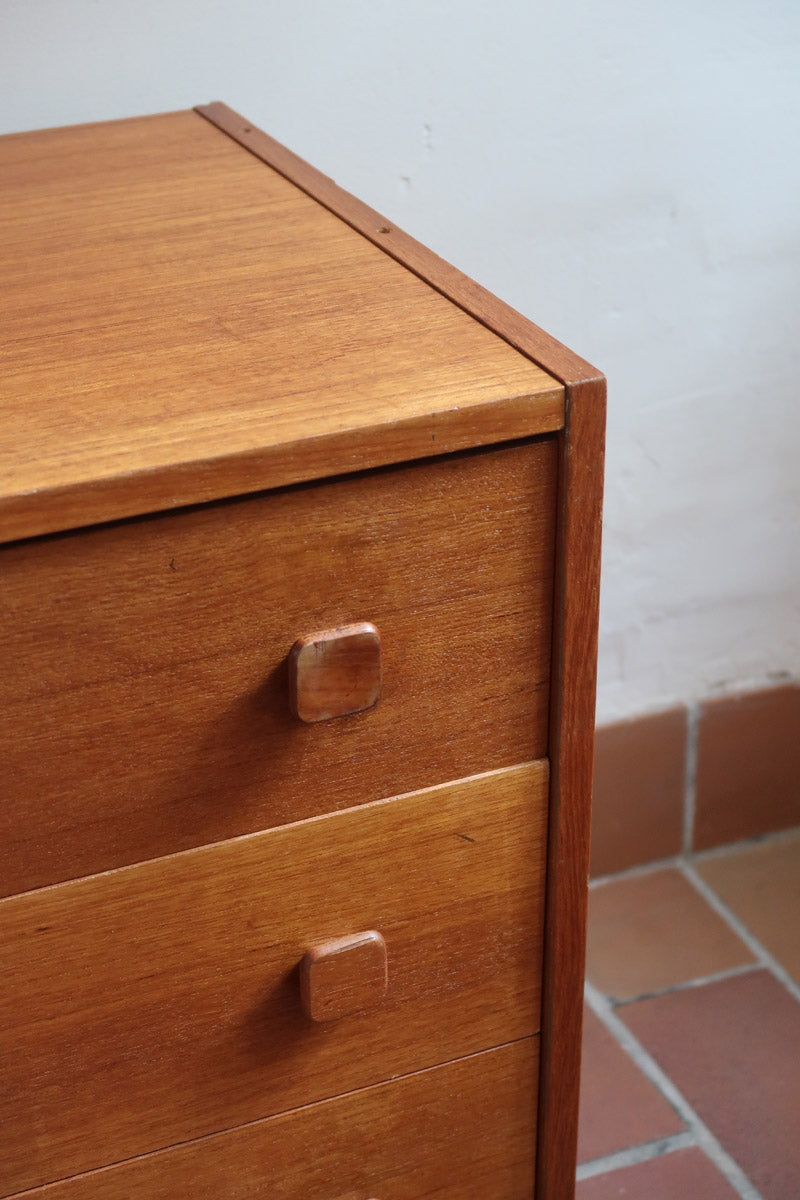 Commode danoise en teck des années 60 à trois tiroirs avec poignées carrées en bois, format bas et design mid-century.