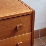 Commode danoise en teck des années 60 à trois tiroirs avec poignées carrées en bois, format bas et design mid-century.