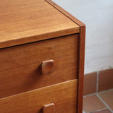 Commode danoise en teck des années 60 à trois tiroirs avec poignées carrées en bois, format bas et design mid-century.