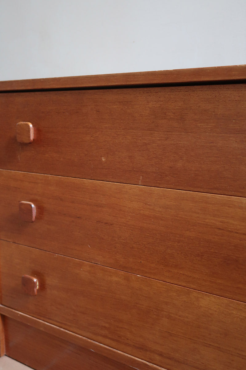 Commode danoise en teck des années 60 à trois tiroirs avec poignées carrées en bois, format bas et design mid-century.