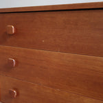 Commode danoise en teck des années 60 à trois tiroirs avec poignées carrées en bois, format bas et design mid-century.