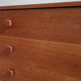 Commode danoise en teck des années 60 à trois tiroirs avec poignées carrées en bois, format bas et design mid-century.