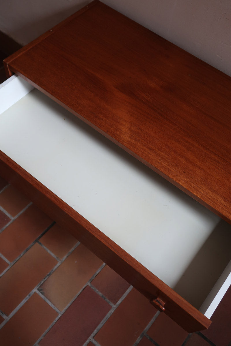 Commode danoise en teck des années 60 à trois tiroirs avec poignées carrées en bois, format bas et design mid-century.