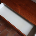 Commode danoise en teck des années 60 à trois tiroirs avec poignées carrées en bois, format bas et design mid-century.