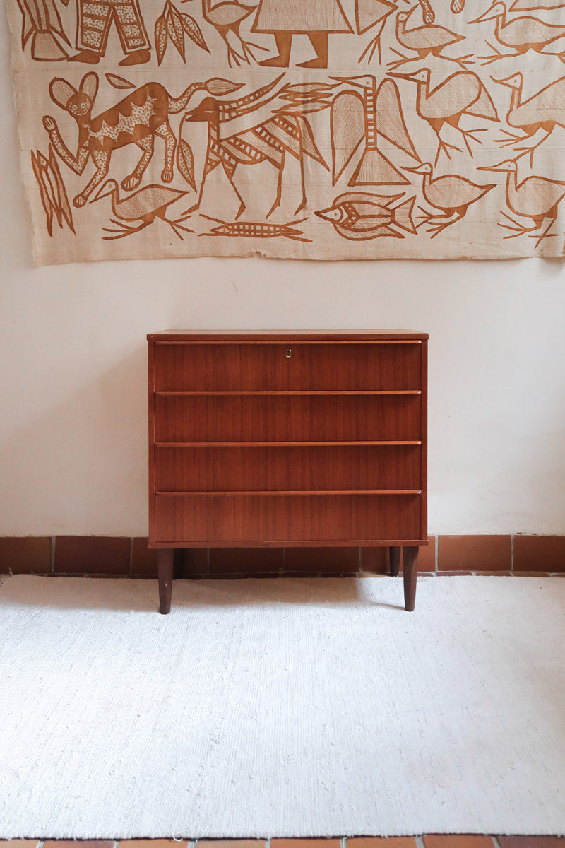 Commode scandinave en teck des années 60 avec quatre tiroirs et pieds compas, design mid century.