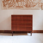 Commode scandinave en teck des années 60 avec quatre tiroirs et pieds compas, design mid century.