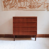 Commode scandinave en teck des années 60 avec quatre tiroirs et pieds compas, design mid century.