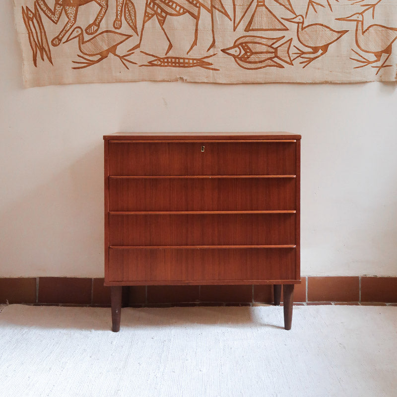 Commode scandinave en teck des années 60 avec quatre tiroirs et pieds compas, design mid century.