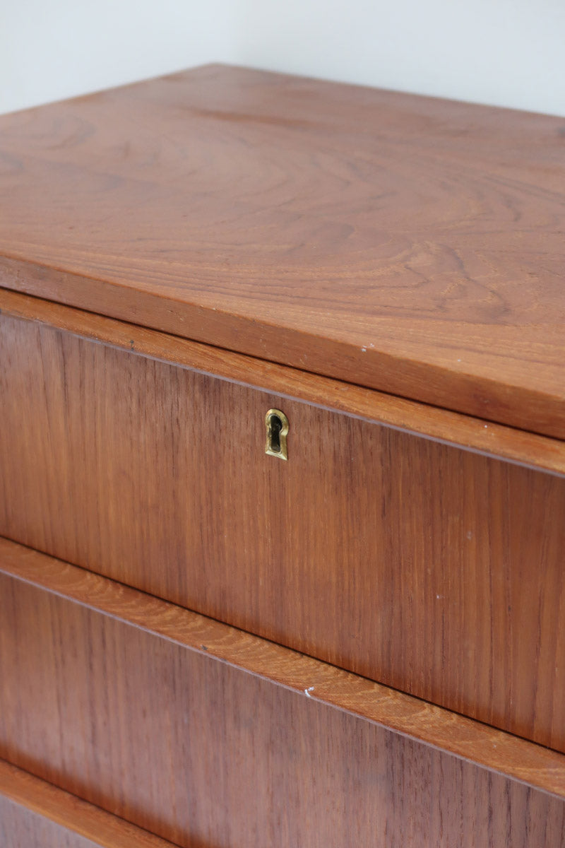 Commode scandinave en teck des années 60 avec quatre tiroirs et pieds compas, design mid century.