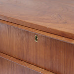 Commode scandinave en teck des années 60 avec quatre tiroirs et pieds compas, design mid century.