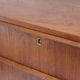 Commode scandinave en teck des années 60 avec quatre tiroirs et pieds compas, design mid century.