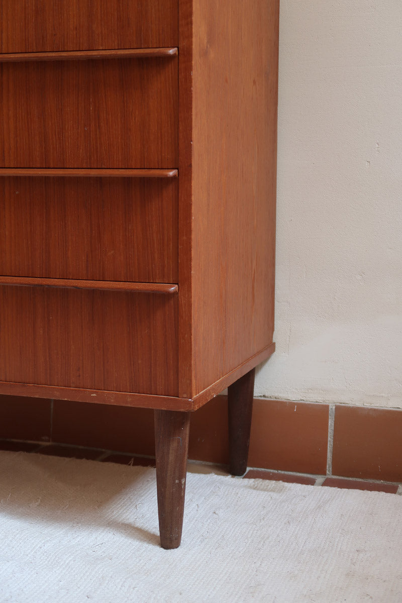 Commode scandinave en teck des années 60 avec quatre tiroirs et pieds compas, design mid century.